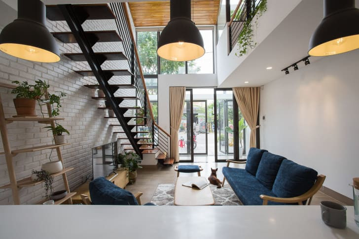 Nhà ống 2 tầng thoáng sáng bất ngờ nhờ khoảng vườn xanh mát giữa nhà
