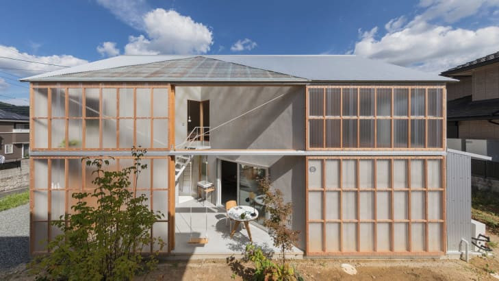 House in Sonobe - Nhà phố "đẹp trong trẻo" sử dụng tấm nhựa Polycarbonate phủ trọn mặt tiền, vừa lấy sáng lại tiết kiệm đáng kể chi phí