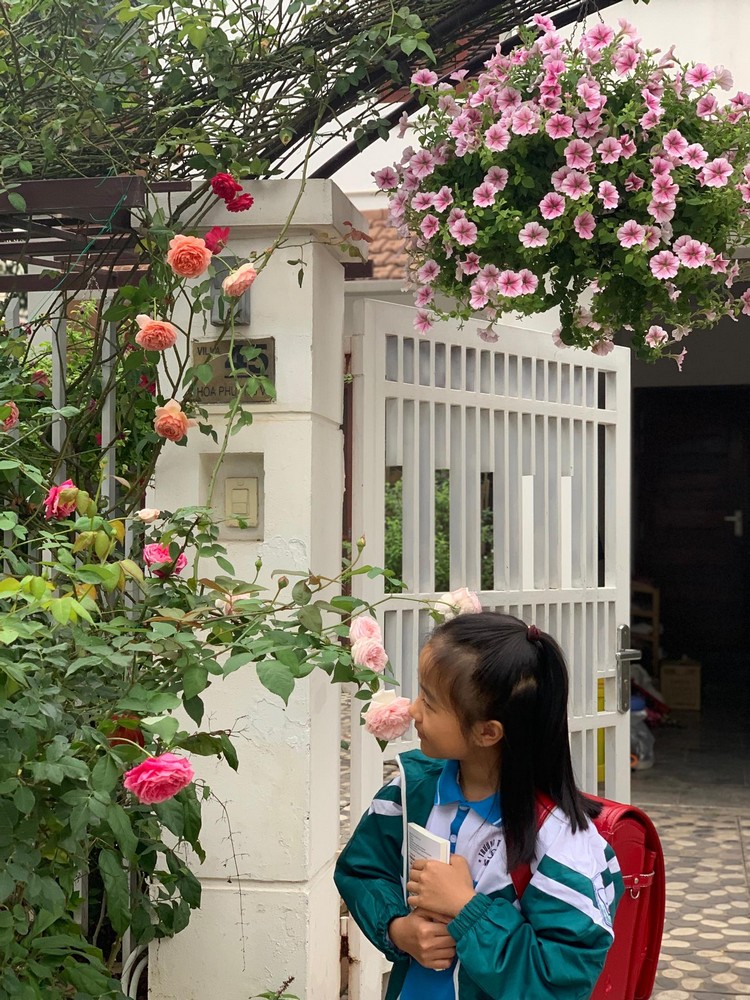 Ngỡ ngàng ngôi nhà phủ kín hoa lãng mạn ở ngoại thành Hà Nội