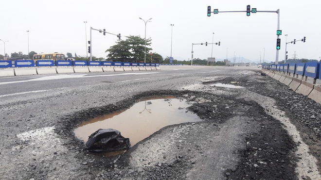 Cao tốc hơn 34.000 tỷ đồng nối Đà Nẵng - Quảng Ngãi lại xuất hiện 'ổ trâu'