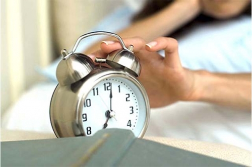 Lý do sai lầm khi để đồng hồ báo thức ở đầu giường